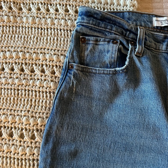 Women’s Abercrombie and Fitch 90s Straight Ultra High Rise Jeans - Picture 4 of 5